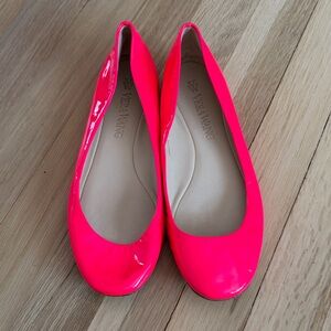 Vera Wang Women's Neon Pink Flats
